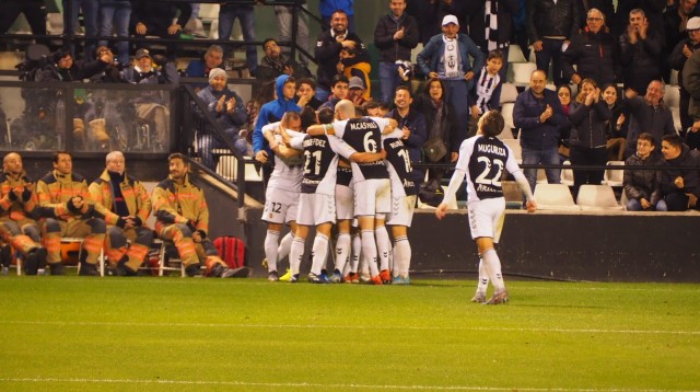 Espectáculo, goles y liderato para el Castellón