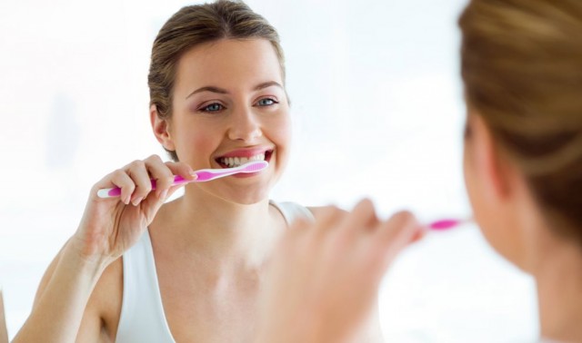 Solo 1 de cada 3 españoles se cepilla los dientes cuando come fuera de casa, según un estudio