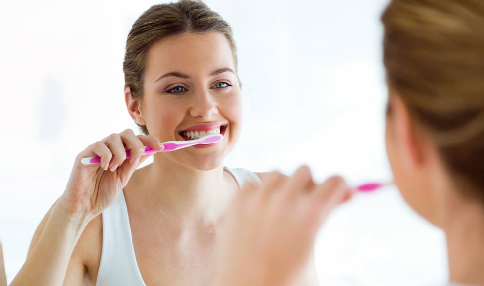 Solo 1 de cada 3 españoles se cepilla los dientes cuando come fuera de casa, según un estudio