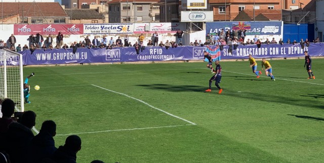 Un triunfo de oro con un penalti en el 89 consolida al Yeclano entre los mejores del grupo IV (1-0)