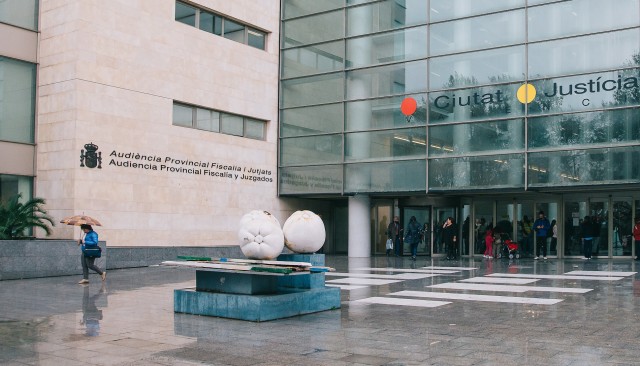 Una escultura 'falsa' de Rueda del caso IVAM preside el acceso a los juzgados de València
