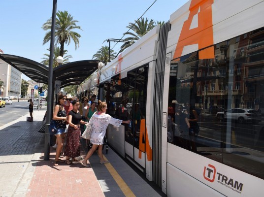 Los usuarios del TRAM d'Alacant valoran con 8,52 puntos el servicio, la nota más alta desde que se hacen encuestas