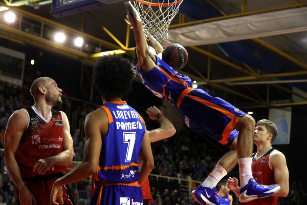 Valencia Basket remonta en la segunda parte a un buen Fuenlabrada