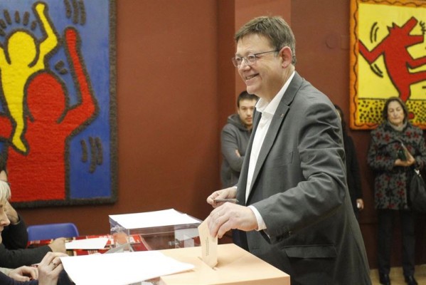 Los líderes valencianos se apresuran a votar a primera hora