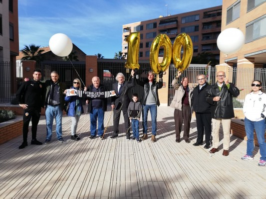 La Asociación de Futbolistas del Valencia homenajea el centenario del Camp d'Algirós
