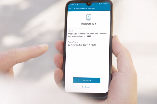 CaixaBank supera el millón de clientes que firman sus operaciones de banca digital con el móvil
