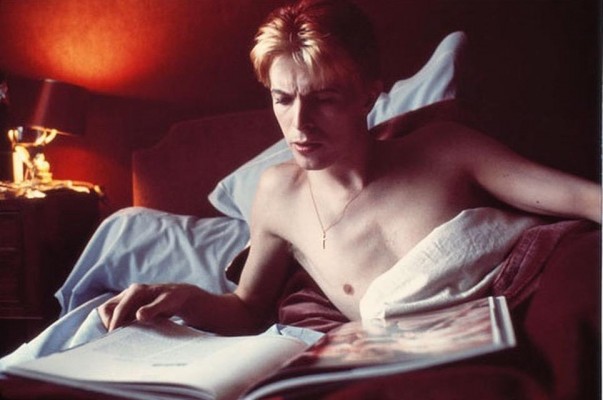 Bowie leyendo se parece mucho a leer a Bowie