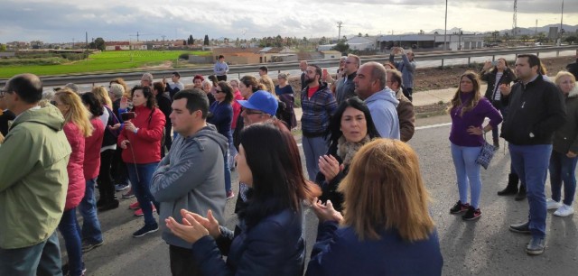 Los vecinos de Los Alcázares cortan la AP7 para que 