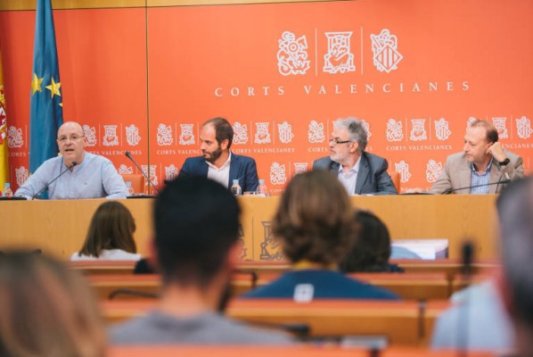 Les Corts asignan comisiones parlamentarias a los cuatro ex de Cs