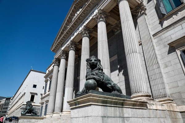 El Congreso acoge el 41 aniversario de la Constitución con la investidura en el aire
