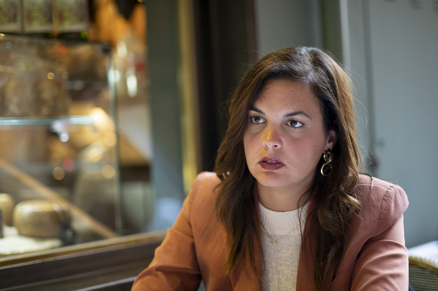 El juez cita como investigada a Sandra Gómez por una campaña de publicidad en prensa