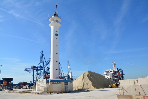 Adiós al faro del puerto: tras medio siglo debe ser reubicado por las obras del Muelle de la Cerámica