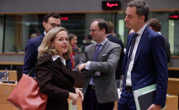 La ministra de Economía, Nadia Calviño, con sus homólogos europeos en Bruselas. Fotos: EFE - 