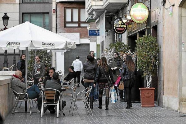 Elche aprueba la nueva ordenanza de terrazas pero se guarda un as: los técnicos estudiarán caso a caso