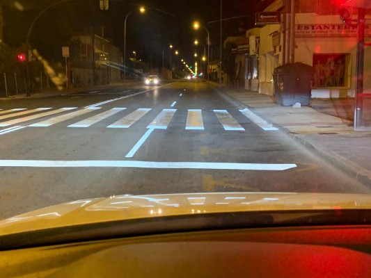 La pintura reflectante para 'iluminar' las carreteras llega a tres vías del municipio de Murcia