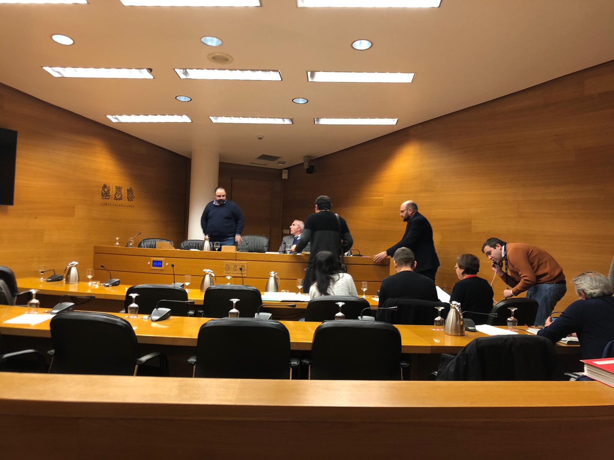 PP, Cs y Vox abandonan la comisión de Economía de Les Corts, que se suspende hasta el lunes