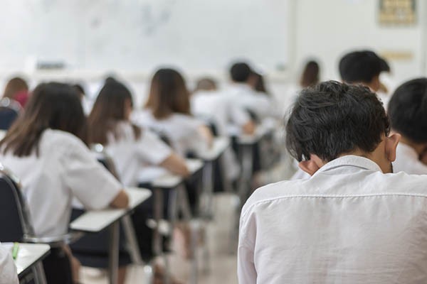 Los niños valencianos con menos recursos repiten curso seis veces más
