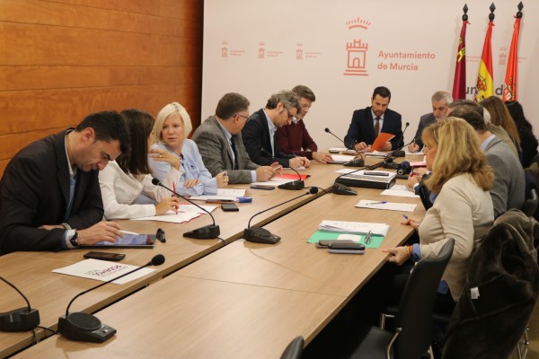 Los grupos municipales miran con lupa los medios y el personal del servicio de Limpieza Viaria