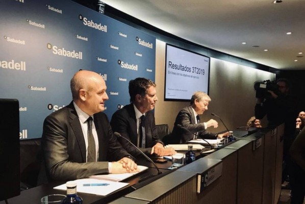 Banco Sabadell vende a Intrum y Cerberus una cartera de fallidos de 700 millones