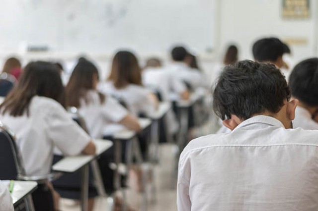 Los niños valencianos con menos recursos repiten curso seis veces más
