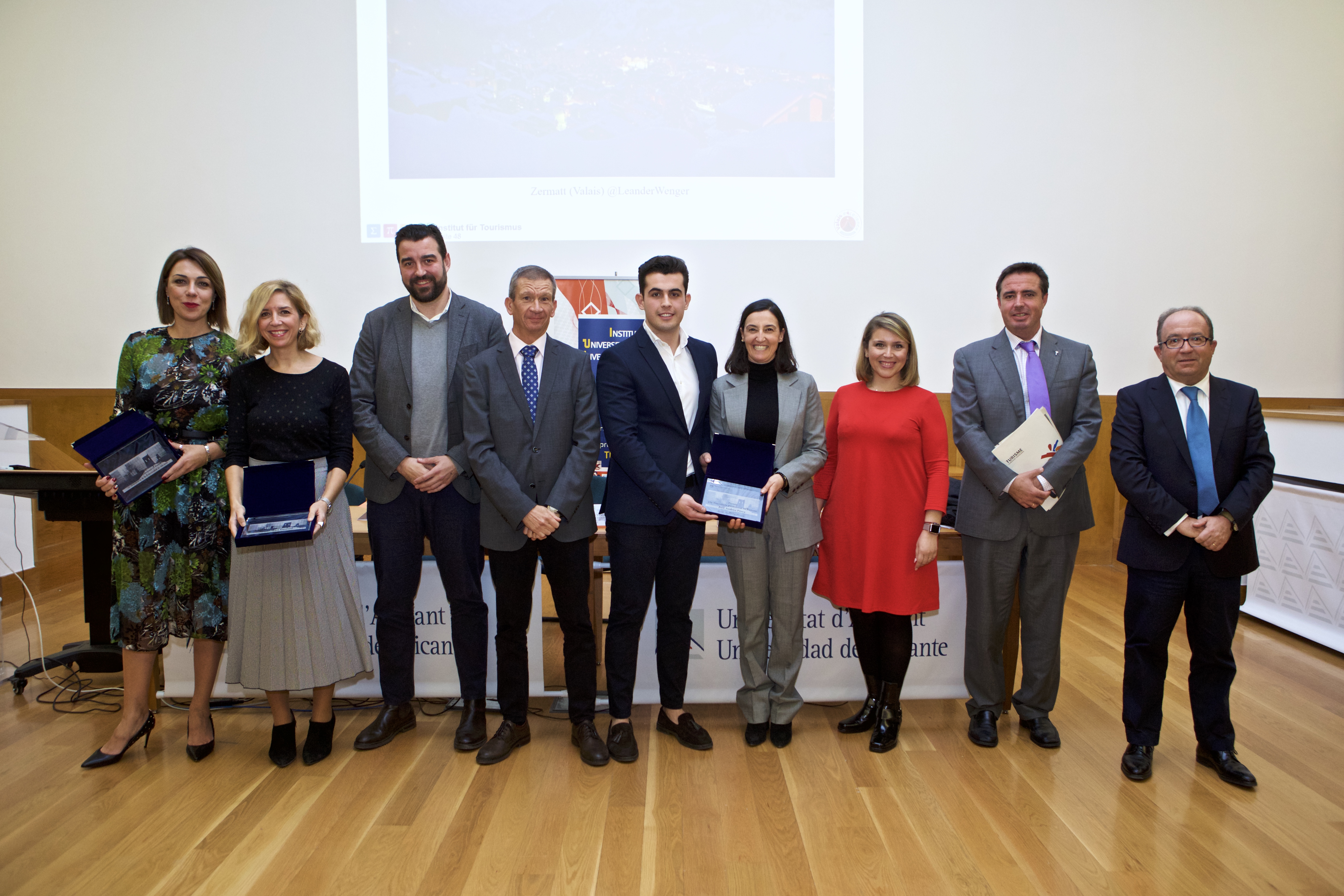 Los premiados en esta edición junto a la mesa presidencial de la entrega de premios. Fotos: ROBERTO RUIZ - 