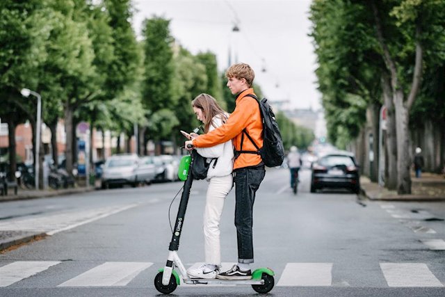 El patinete eléctrico ya tiene normativa general: a menos de 25 km/h y sin subirse a las aceras