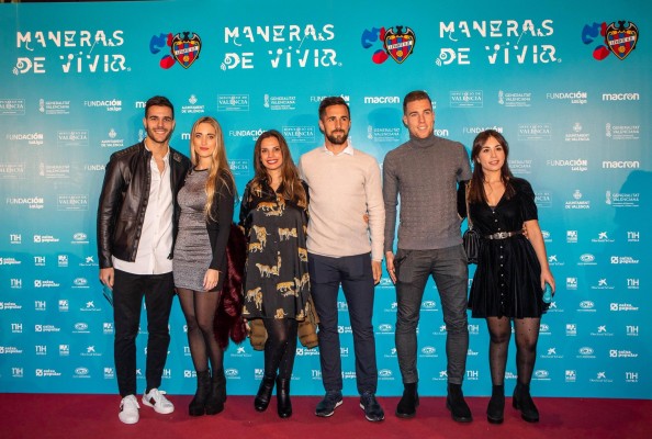 
La plantilla y Paco López arropan el estreno del documental ‘Maneras de vivir’