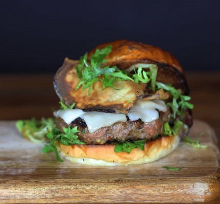 La mejor hamburguesa de la Comunitat Valenciana se come en El Bar de Confianza, en Altea