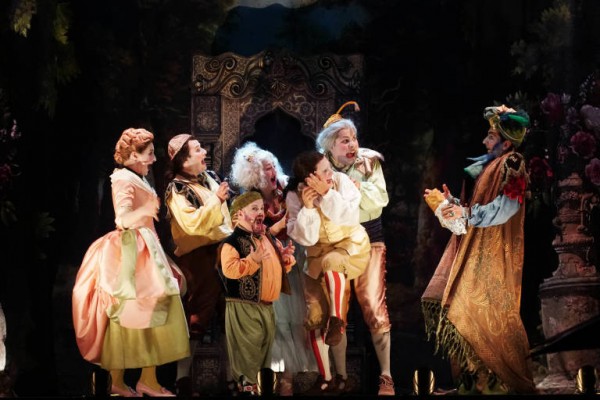 El camión de Les Arts para en el  Rincón de Ademuz de València con la ópera de Mozart