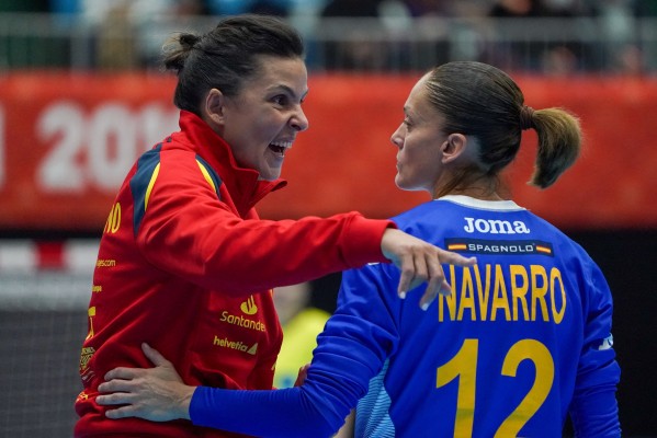 España doblega a Senegal con Silvia Navarro y Lara González esenciales