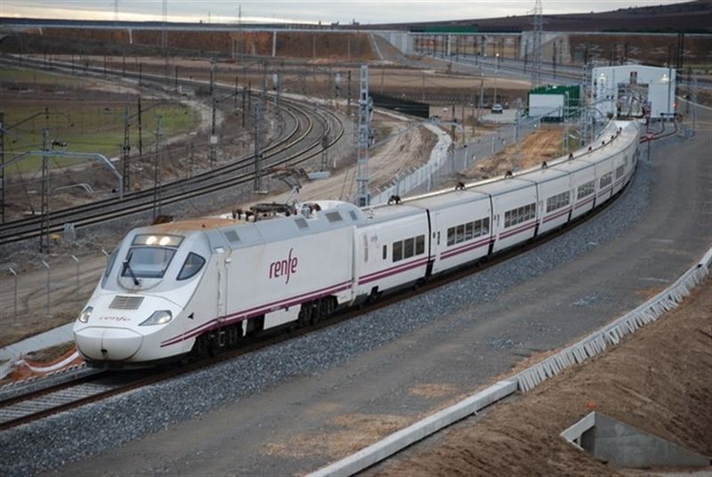Talgo, CAF, Alstom, Siemens y Bombardier, a por el 'macrocontrato' del AVE

