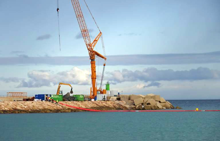 Baleària da por terminadas las labores para retirar el ferry encallado en Dénia