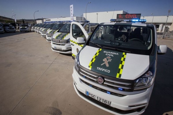 La DGT entrega 40 furgonetas a la Guardia Civil para realizar pruebas de alcohol y drogas

