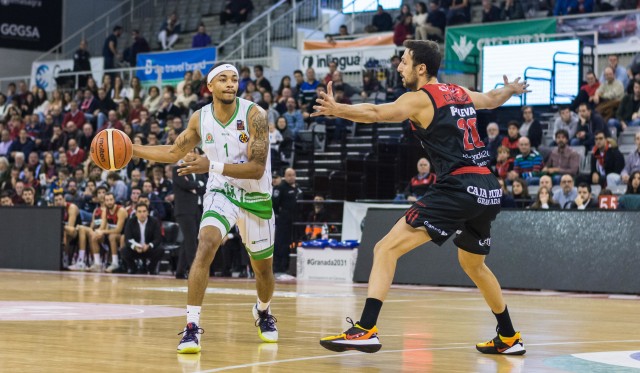 El TAU Castelló reacciona tarde y se queda en la orilla ante el Covirán Granada (72-65)