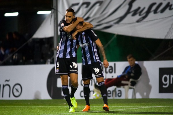 El líder gana sin alardes al colista y visitará Murcia con seis puntos más que sus perseguidores (2-1)