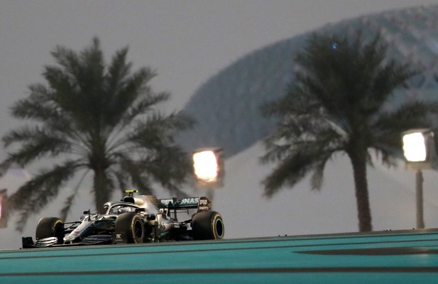 Hamilton despide el curso con triunfo en Yas Marina y Sainz termina sexto en el Mundial