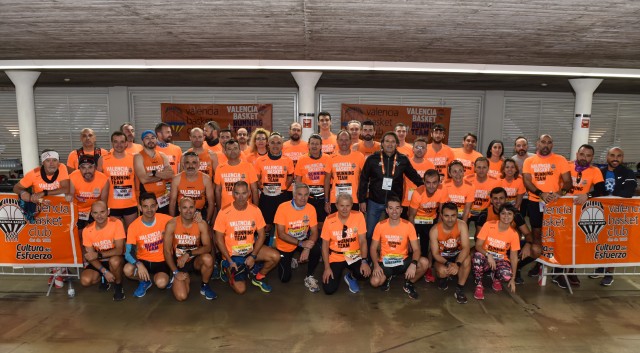 El punto de animación taronja dio el último empujón a los corredores en el Maratón Valencia Trinidad Alfonso
