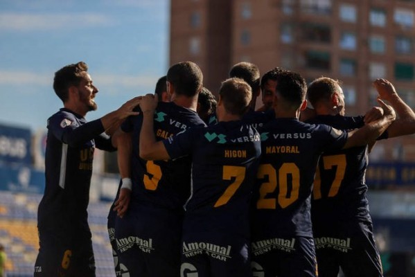 El UCAM CF, con dos goles de Aketxe y Barbosa en cuatro minutos, llega a la zona intermedia (2-0)