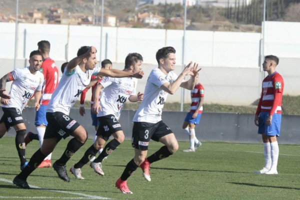 El Yeclano suma y sigue en Granada y se postula como un candidato en la pelea por el ascenso (2-3)