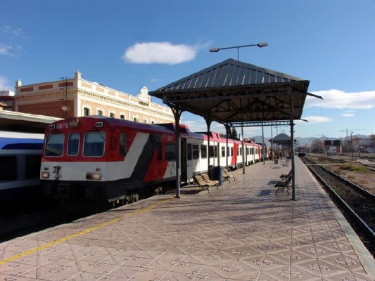 Los paros parciales en Adif y Renfe complican la víspera del puente