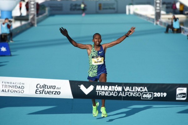 El debutante Kinde Atanaw se lleva el Maratón de Valencia
