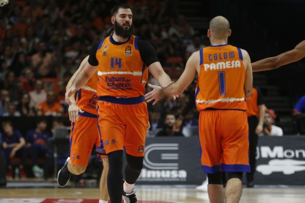 El Valencia Basket avanza con oficio hacia la Copa ante un tenaz Obradoiro