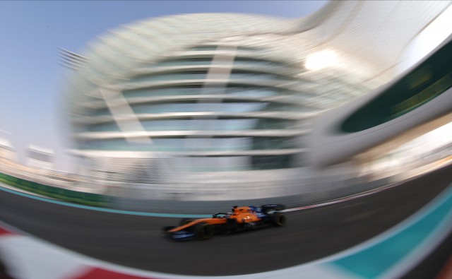 Hamilton saldrá desde la 'pole' en Yas Marina; Sainz arrancará octavo

