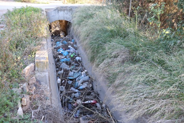 Denuncian que la acequia de Churra la Nueva está llena de plásticos y 
