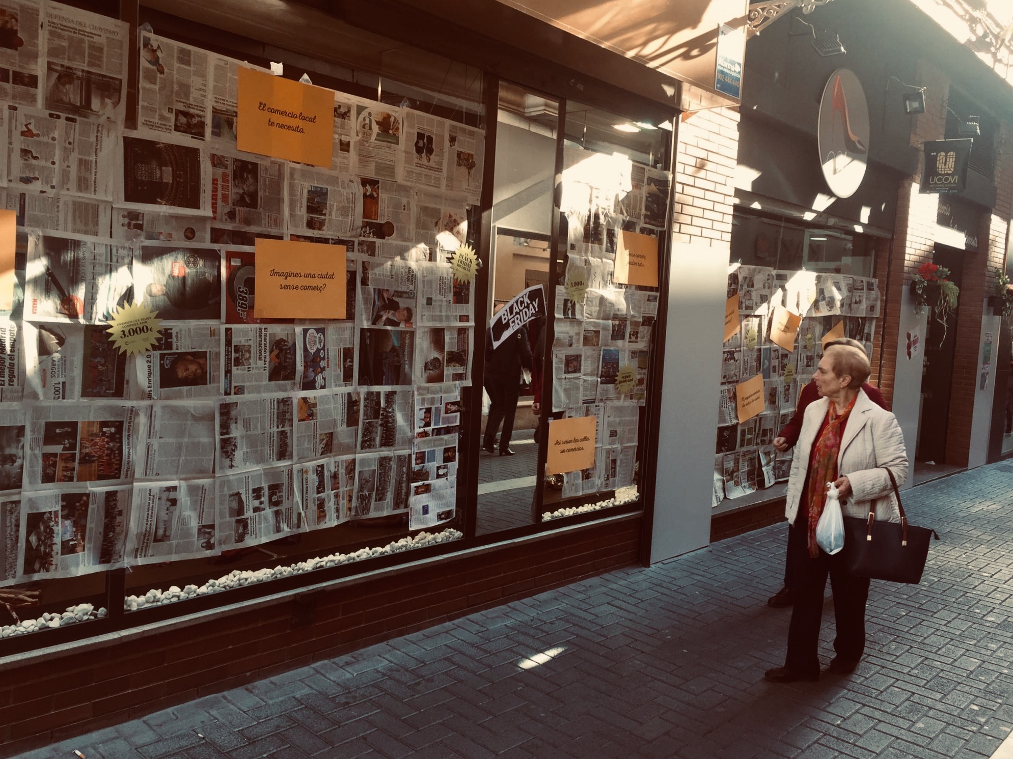 ¿De qué color sería una ciudad sin tiendas? Vila-real oculta sus escaparates ante el Black Friday