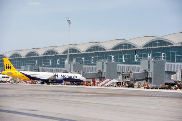 La terraza 'con vistas' a los aviones en El Altet, apta para fumadores, abrirá el primer semestre de 2020