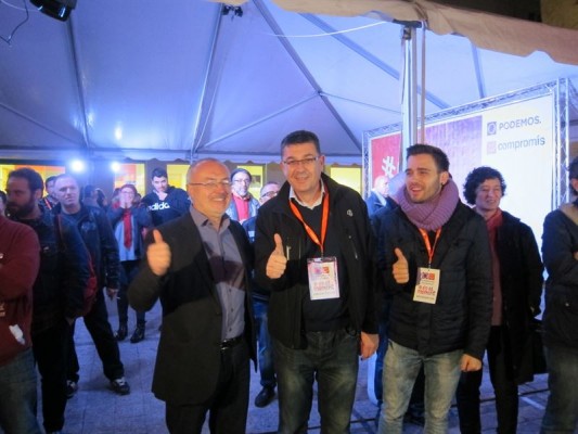 Sonrisas, abrazos y gritos de 'sí se puede' en el inicio de la noche electoral Compromís-Podemos