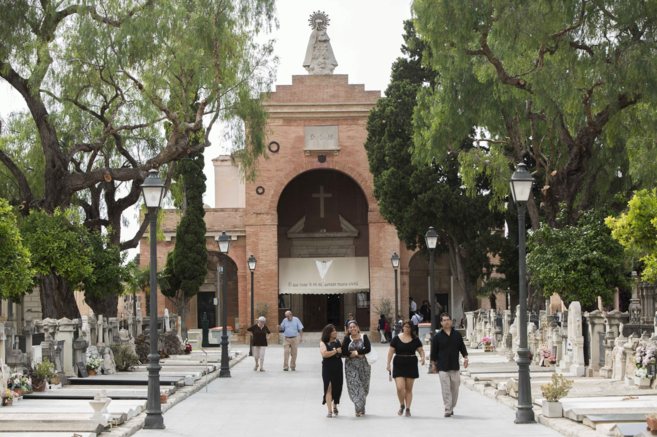 Un amanecer berlanguiano en el Cementerio General de València