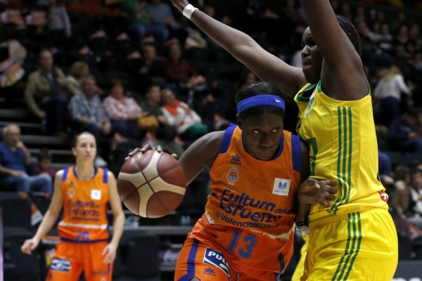 
Tirera, primera jugadora que puede alcanzar mil puntos en el Valencia Basket
