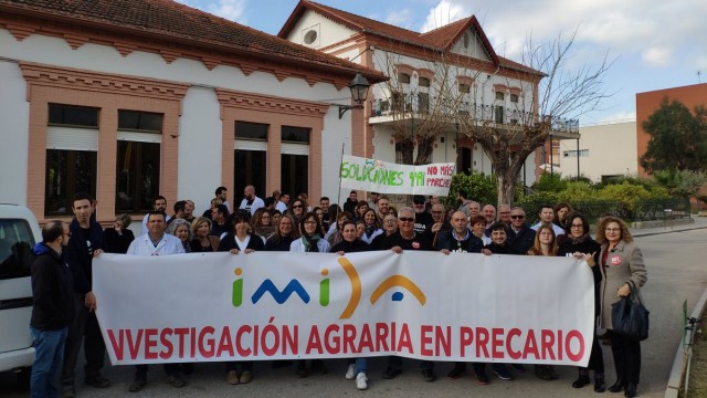 Los trabajadores del Imida se echan de nuevo a la calle con sus batas blancas 